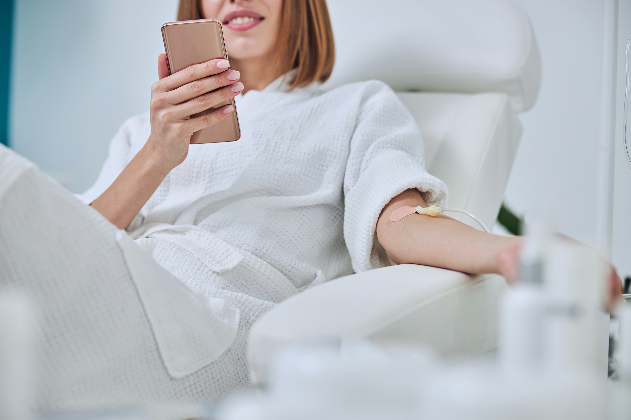Woman-lounging-in-a-spa-like-setting-while-receiving-IV-therapy-to-improve-her-overall-health-and-wellness.jpg